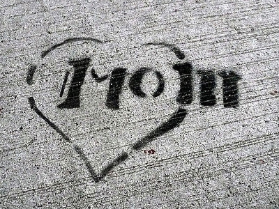 'Mom' spray painted on cement.