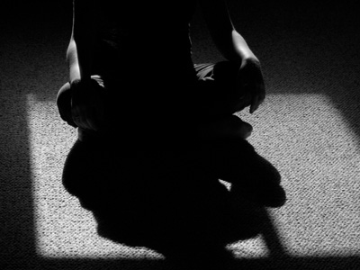 Silueta de un hombre meditando.