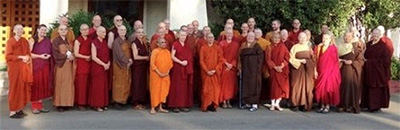 Foto de grupo de los monásticos.
