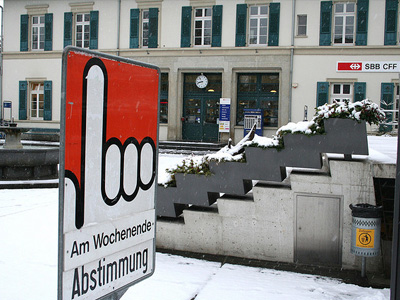 Ein Zeichen, das sagt "Am Wochenende Abstimmung".