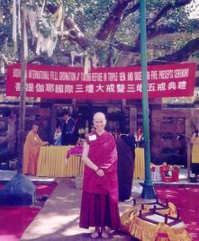 gallery-monastic-life-ven-chodron-bodhgaya-bhikshuni-ordination-1998