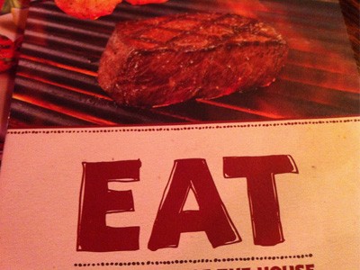 شريحة لحم تحتها كلمة "أكل".