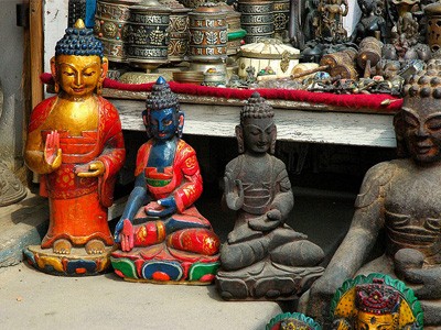 أربعة تماثيل صغيرة لبوذا.