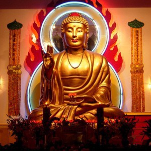 Grande statue de Bouddha Mahayana.