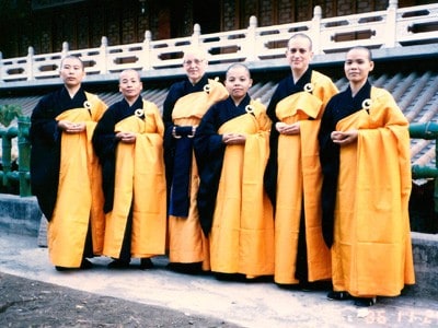 Ærværdige Thubten Chodron-ordination med andre Bhikshunis.