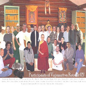 Foto de grupo de Venerable Chodron y participantes del retiro en 2005.