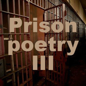 Cela więzienna z nałożonym na nią napisem „Więzienna poezja III”.