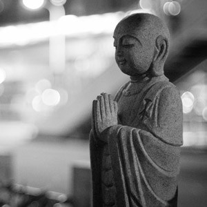 Posąg mnicha stojącego.