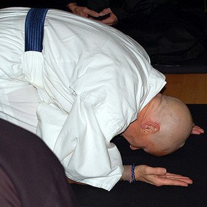Bowing while taking precepts.