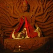 மரத்தால் செய்யப்பட்ட 1000 ஆயுதமேந்திய சென்ரெசிக் சிலை.