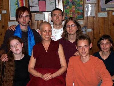 Czcigodny Chodron siedzący z grupą rekolekcjonistów z Tygodnia Młodzieży 2006.
