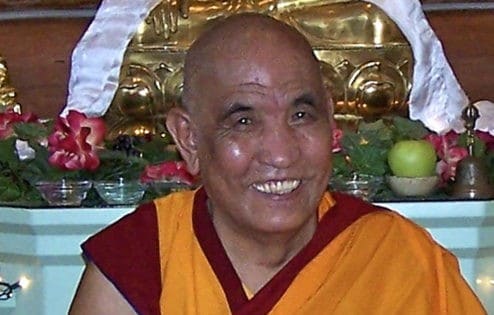 Ganden Tripa Lobsang Tenzin Rinpocze uśmiecha się do kamery.