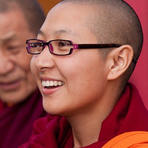 راهبة التبت الشابة تبتسم.