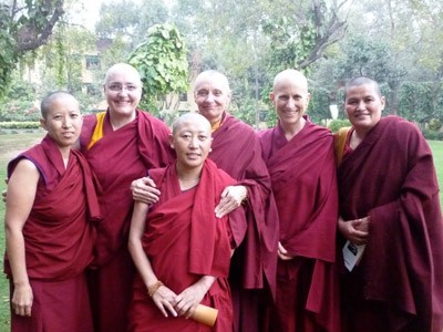 Ven. Jampa Tsedroen, Tenzin Palmo und Thubten Chodron treffen sich mit einigen tibetischen Nonnen