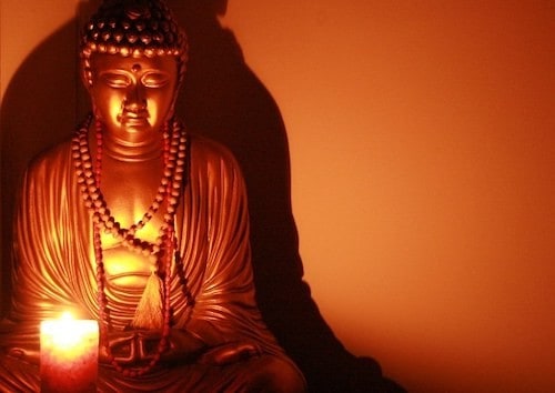 Statut buddy i świeca świecąca przed buddą.