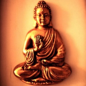 تمثال صغير من الذهب لبوذا.