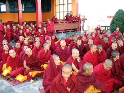 Tybetańskie zakonnice siedzące i czekające.