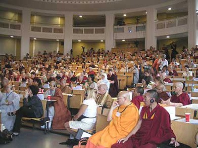 Publikum ved den første internationale kongres om buddhistiske kvinders rolle i Sanghaen i Hamborg, Tyskland.
