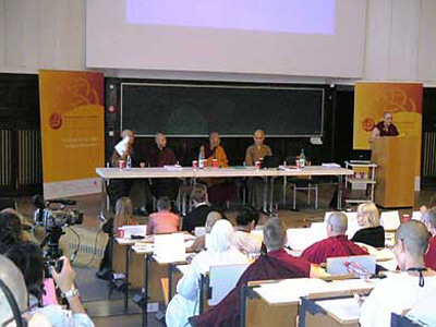 المبجلة جامبا تسدروين ، المنظم الرئيسي للمؤتمر الدولي الأول حول دور المرأة البوذية في سانغا في هامبورغ ، ألمانيا.