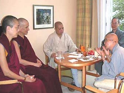 En uformel diskussion: Ærværdige Tenzin Kacho, Ærværdige Thubten Chodron, Ærværdige Wu Yin, Ærværdige Jendy, Ærværdige Heng-ching.
