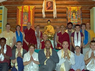 مجموعة من المشاركين من "استكشاف الحياة الرهبانية 2007" في الدير.