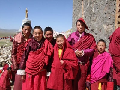 Glückliche tibetische Nonnen.