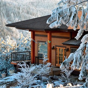 Gotami House in Winter ، محاط بالأشجار الجليدية.