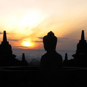 Wschód słońca w Borobudur, widok Buddy i stup z tyłu.