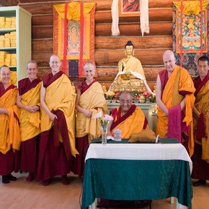 Group photo of sangha with Khensur Jampa Tegchog.