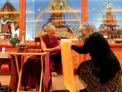 Die erhwürdige Thubten Chodron erhält eine Spende nach einer Dharma-Lehrrede am Maitripa-Kolleg..