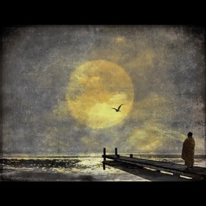 Mnich stojący na chodniku, patrzący na księżyc w pełni.