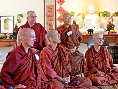 Czcigodny Yeshe i inne zakonnice w buddyjskim zgromadzeniu klasztornym.