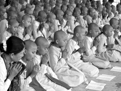 الراهبات البوذيات الشابات يرددن.
