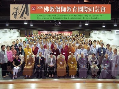 Groepsfoto van de 2009 International Conference for Buddhist Sangha Education