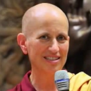 Cận cảnh Ven. Khuôn mặt của Chodron khi dạy học.