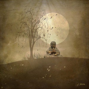 W tle posąg małego mnicha siedzącego obok drzewa modlącego się o pełnię księżyca.