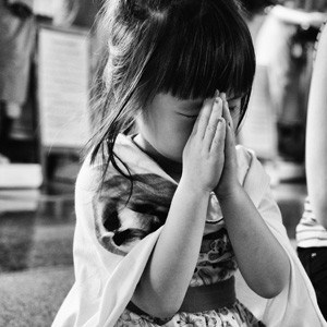 एक जवान केटी धेरै कडा प्रार्थना गर्दै