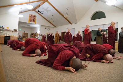 الرهبان البوذيون التبتيون ينحنون ويرددون.