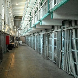 زنزانات السجن.
