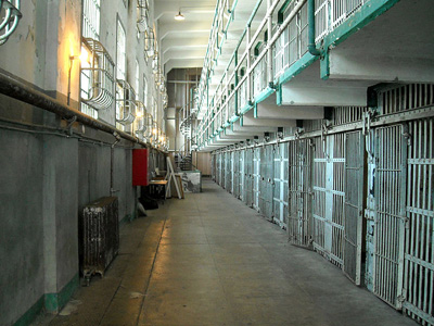 زنزانات السجن.