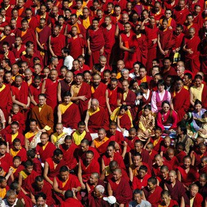 Photo of alot of tibetan monks, nuns and their families.