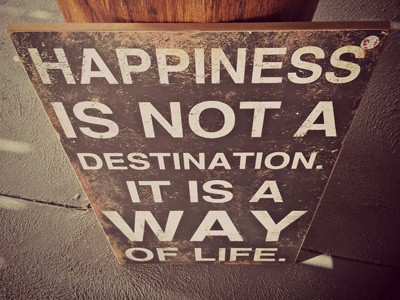 Szyld z napisem: Szczęście nie jest miejscem docelowym. To sposób na życie.
