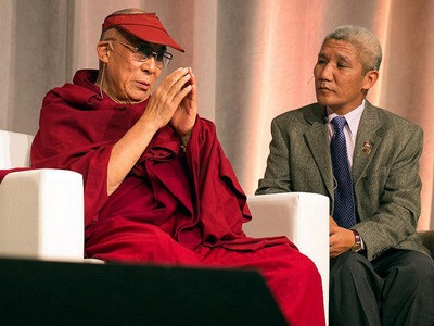 Sa Sainteté et Thupten Jinpa lors d'une conférence.