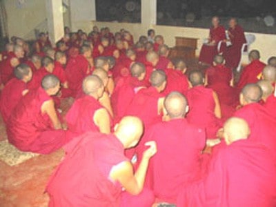 تمت دعوة الموقر Chodron لإلقاء خطاب إلى راهبات Jangchub Choeling Nunnery.