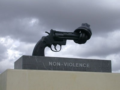 Rzeźba splecionego pistoletu z wyrytym na kamieniu napisem Non-Violence.