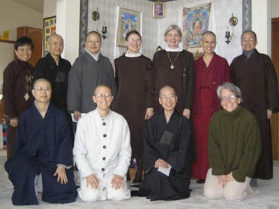 Grupa zakonnic buddyjskich i katolickich odwiedzająca opactwo.