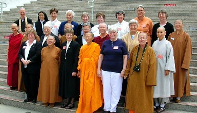 Grand groupe de religieuses de diverses religions.