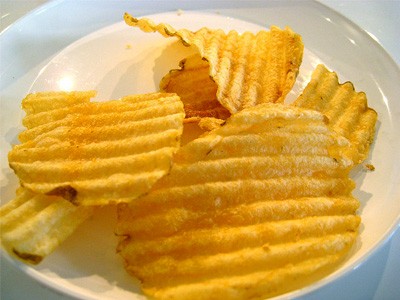 Aardappelchips op een bord.