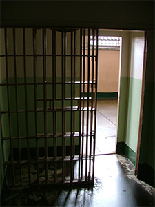 قضبان معدنية في زنزانة سجن انفرادية.