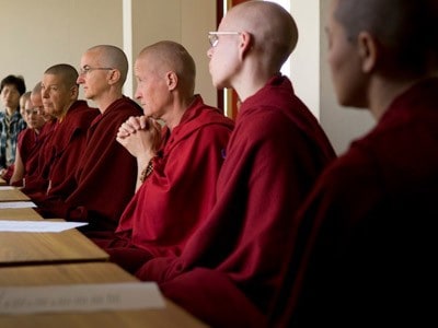 المبجلة Tenzin Sangmo (أيدي مطوية معًا) ، الراهبة الهولندية التي أسست وتدير Thösamling ، والموقرة Lhundup Damchö ، إلى يسارها ، من بين أولئك الذين يستمعون باهتمام إلى حديث دارما الموقر Chödron.
